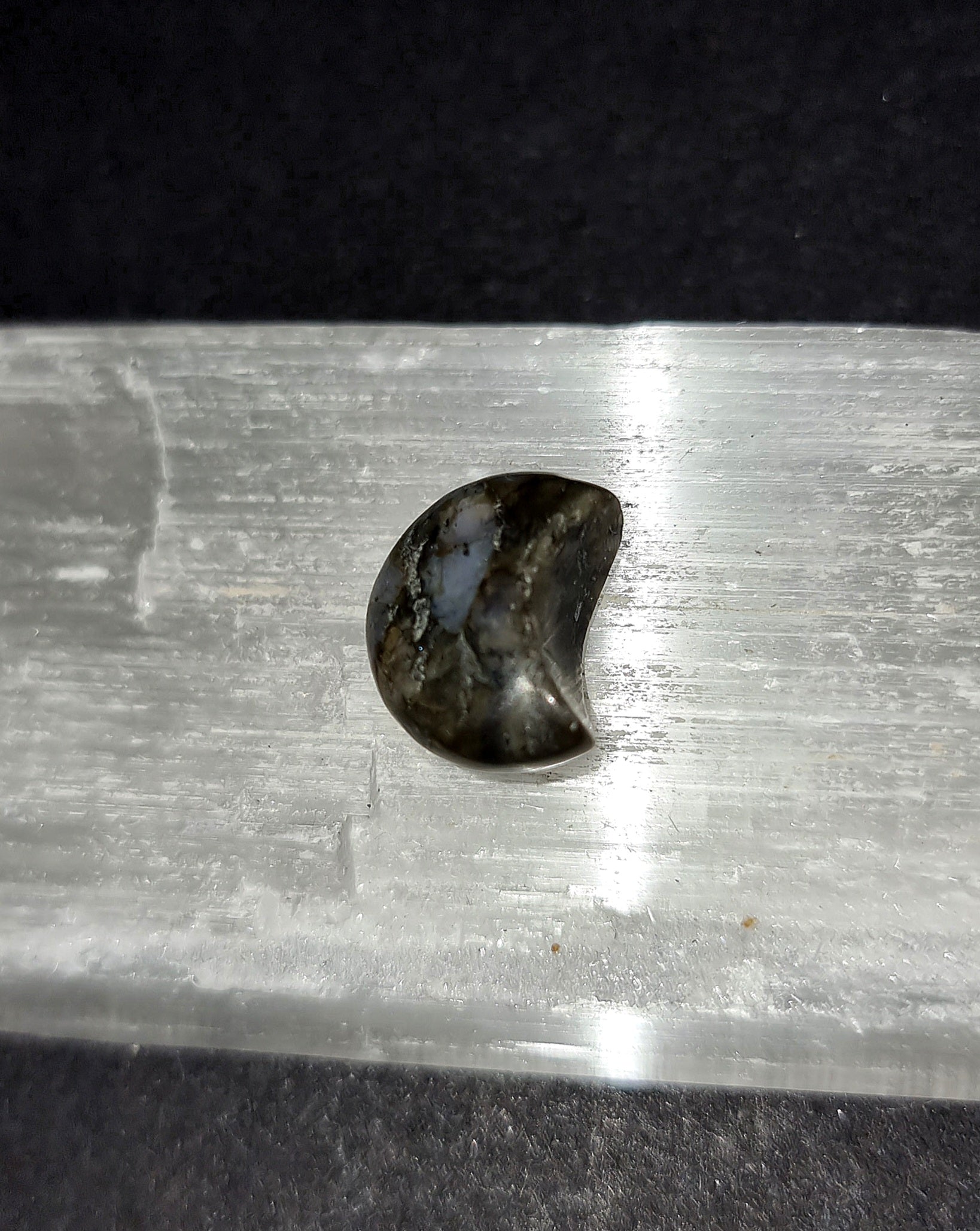 Qué Sera Crystal Mini Moon - Carved Stone for Intuition & Spiritual Connection