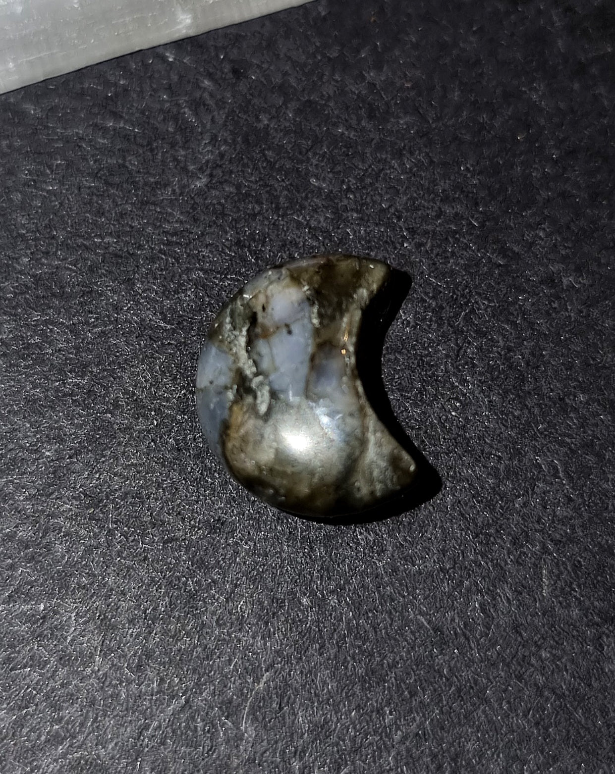 Qué Sera Crystal Mini Moon - Carved Stone for Intuition & Spiritual Connection